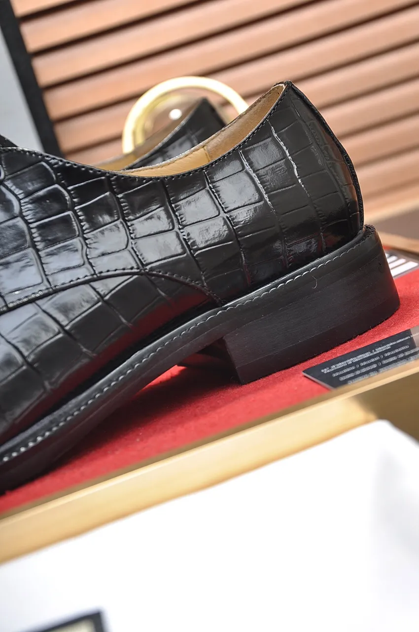 Men's shoes💰460💶Italy's top luxury men's shoes giant [GUCCI Gucci] has a new model 🍃Original European style🔰 Pleasant to the eye😍In order to make the shoes more durable and non-deformable🌀The production continues to follow traditional methods but there is still no lack of innovation💪The original cowhide is chosen for the leather♻️ Smooth, natural and exceptionally bright⭐Made of imported cowhide, the first choice of the rich 38-45 (45 customized)